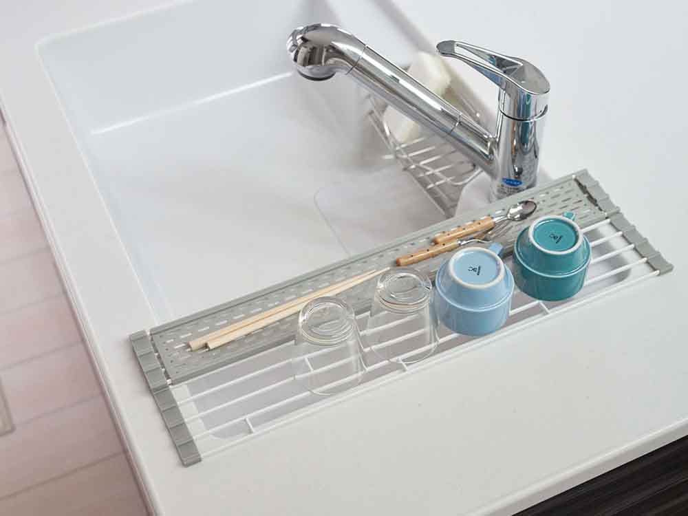 シンクに設置された折り畳み水切りとシリコーントレー