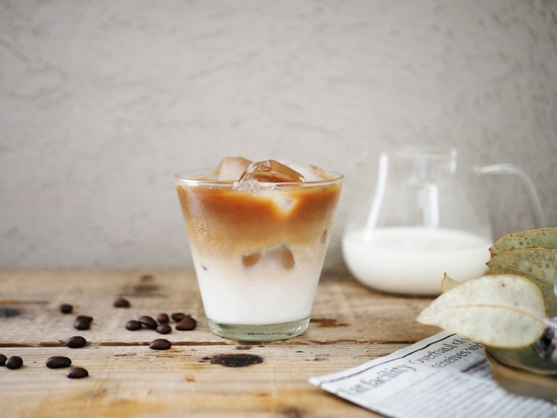 Horn Pleaseのリサイクルガラス製ティーグラス。250mlと150mlの2サイズがあり、手作りの風合いが特徴です。