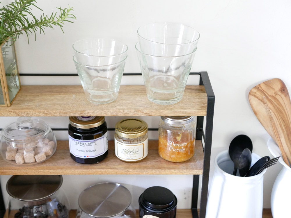 Horn Pleaseのリサイクルガラスティーグラスが木製の棚に並んでいる写真