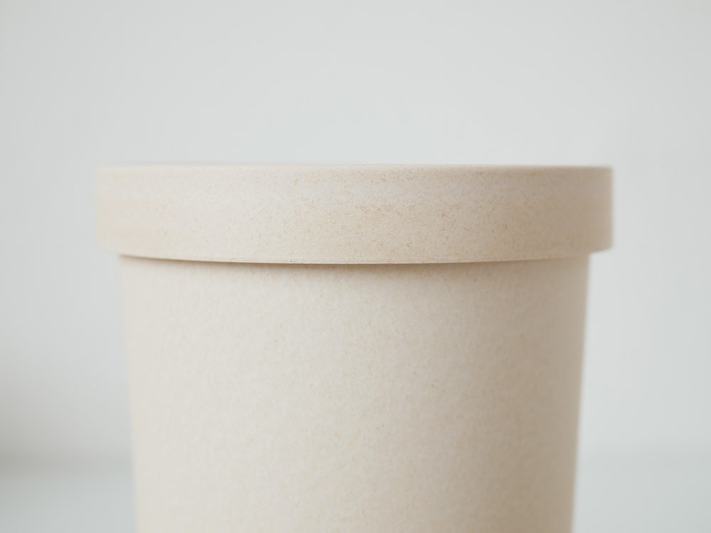 ホーンプリーズのECOキャニスター。シリンダー型で花瓶デザイン、コーヒーカップ用スリーブ付き