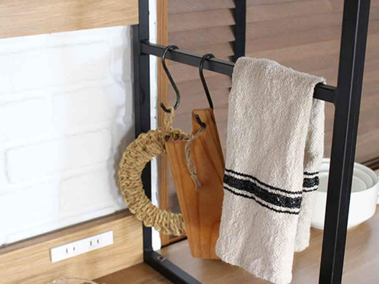 オーク無垢のキッチンボードと棚、ハンガー付き収納家具