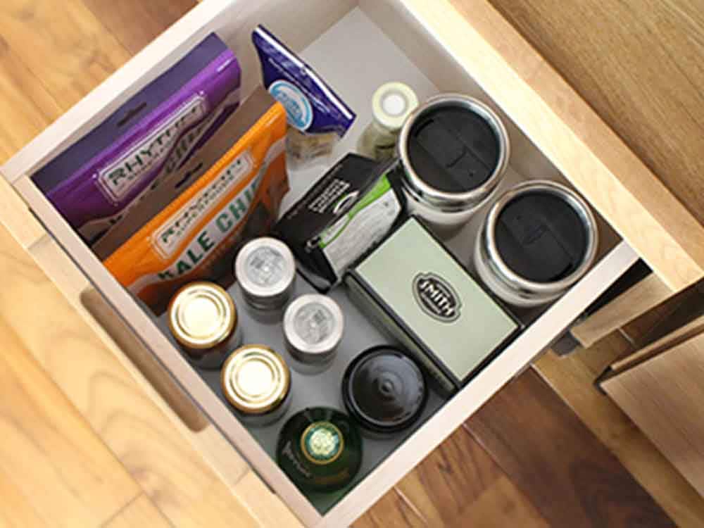 オーク無垢のキッチンボードと収納棚