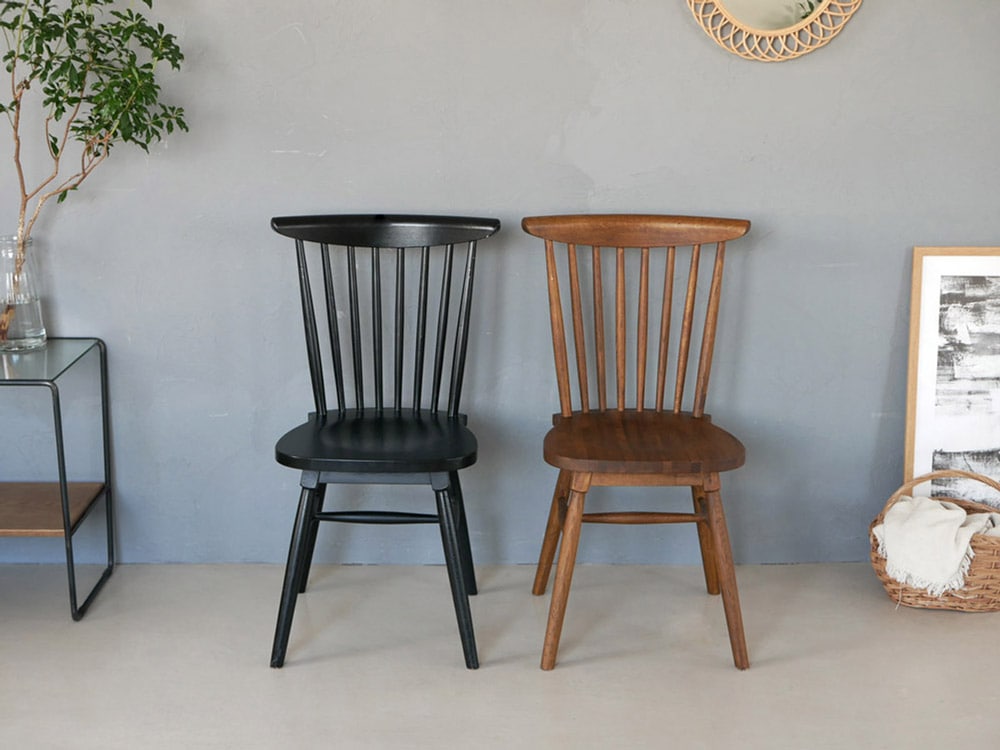 灰色の木製ウィンザータイプチェア