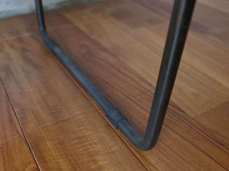 アデペシュ製グレーアイアンセンターテーブル