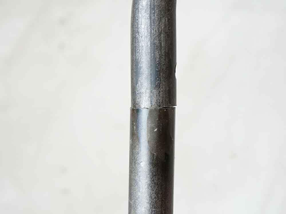 スチール製パイプで作られたアイアンハンギングスタンド