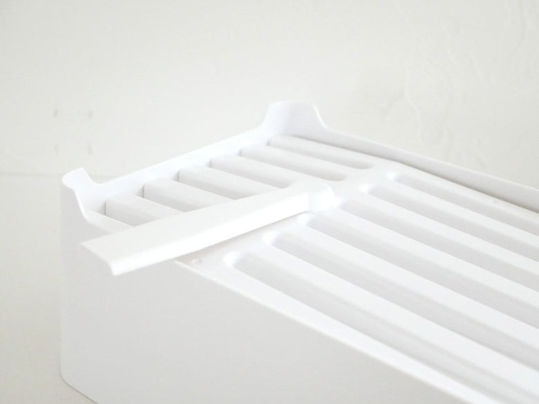 YAMAZAKI/tower製のABS樹脂水切りバスケット。キッチンのシンク上で食器や野菜を乾かすために使用されています。