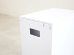 YAMAZAKI/towerのペダル式トイレポットがプラスチック製棚に陳列されている様子