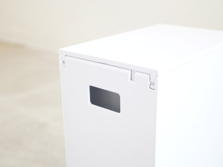 YAMAZAKI/towerのペダル式トイレポットがプラスチック製棚に陳列されている様子