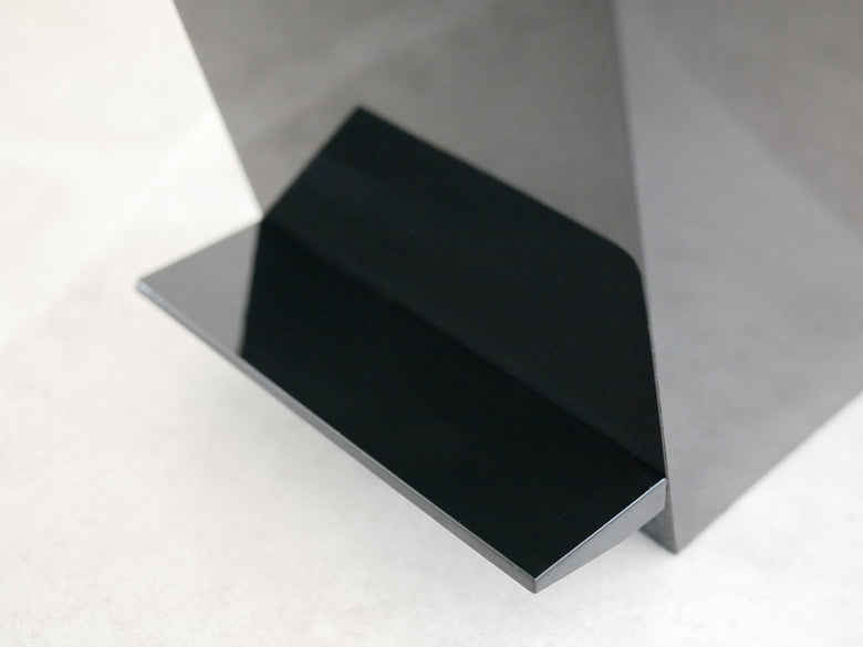 YAMAZAKI/towerのペダル式トイレポット、銀色の金属ペダルとABS樹脂製のコンパクトなデザイン