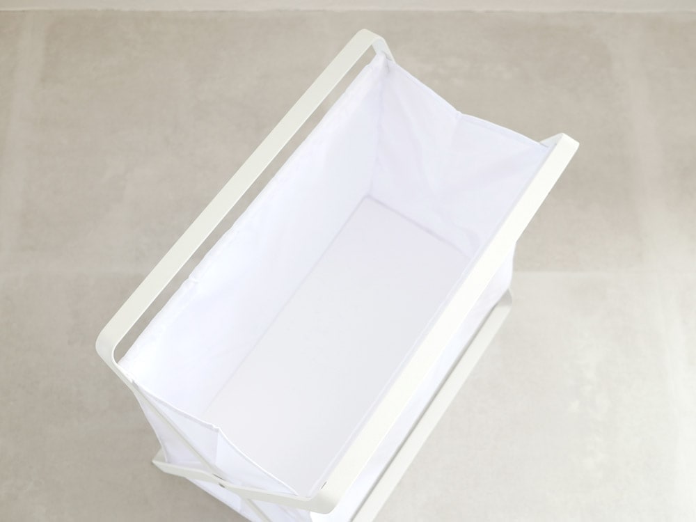 YAMAZAKI/towerブランドの手荷物収納ボックス。幅46cm×奥行29cm×高さ40cm、32リットルの容量を持つスチールフレーム製。