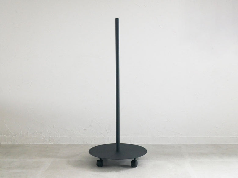 ペデスタル付きカーボンファイバースツールとランプ、コーヒーテーブル