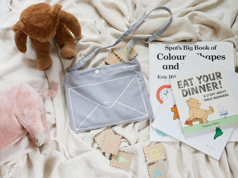 douブランドのABCスタンプセット、木製ABCカード、アクリルボード、綿製ショルダーバッグが並んだ写真