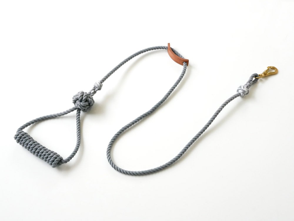 TOOLS FOR THE DOGの手染め天然ロープ製ドッグリード、銀色カラビナー付きで1200mmの長さ