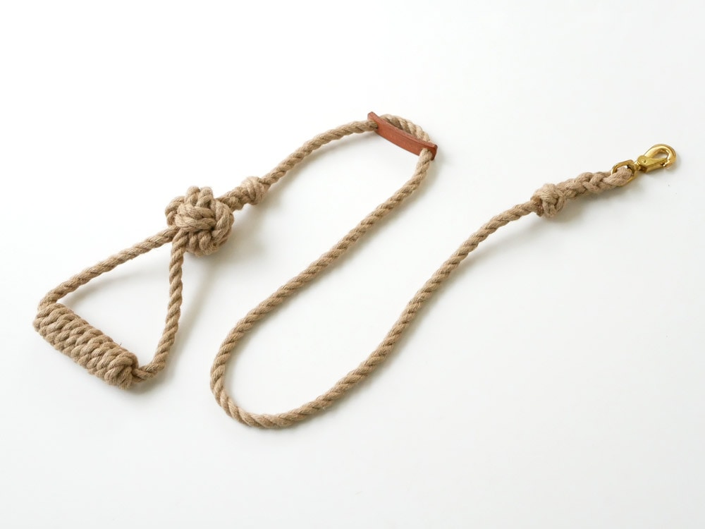 TOOLS FOR THE DOG製、手染めの天然素材を使用した編みロープとチェーンが組み合わさったドッグリード
