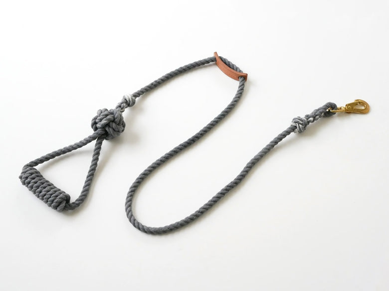 TOOLS FOR THE DOGの手染めドッグリーシュ。ロープとカラビナを使用した日本製の耐久性リード