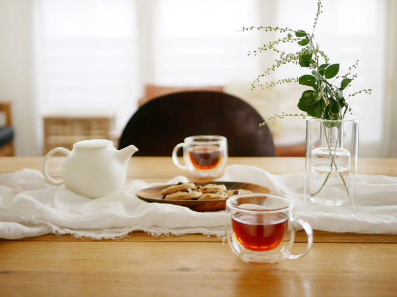 POSH LIVING製ガラスフロートベース。直径8cm、高さ15cmの透明なテーブルウェア