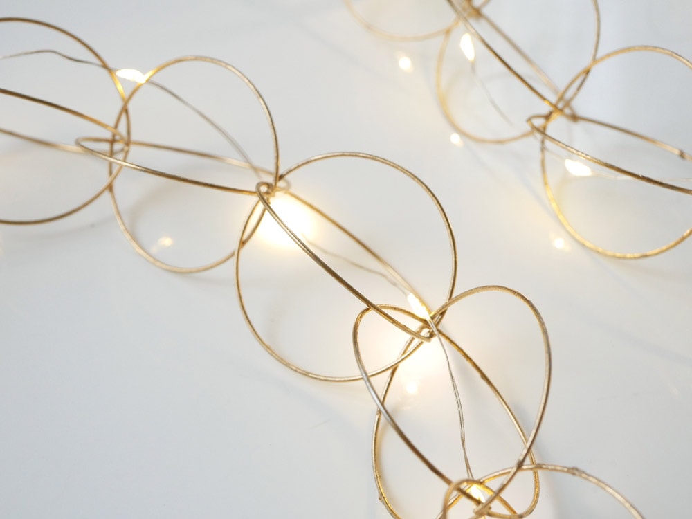 ホーンプリーズMADEの銀色と真鍮製LEDライトワイヤーガーランド。直径5cm、長さ1.9mのボディジュエリー