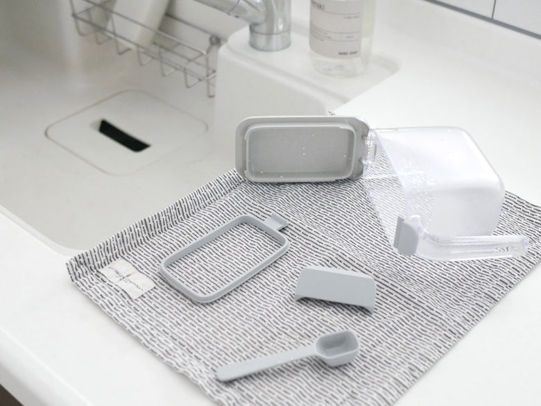 マーナの銀色調味料ポットがキッチンシンクに置かれている