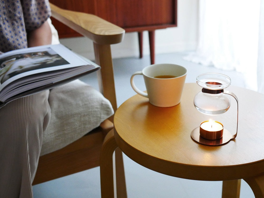 木製コーヒーテーブル上のキントーアロマオイルウォーマー