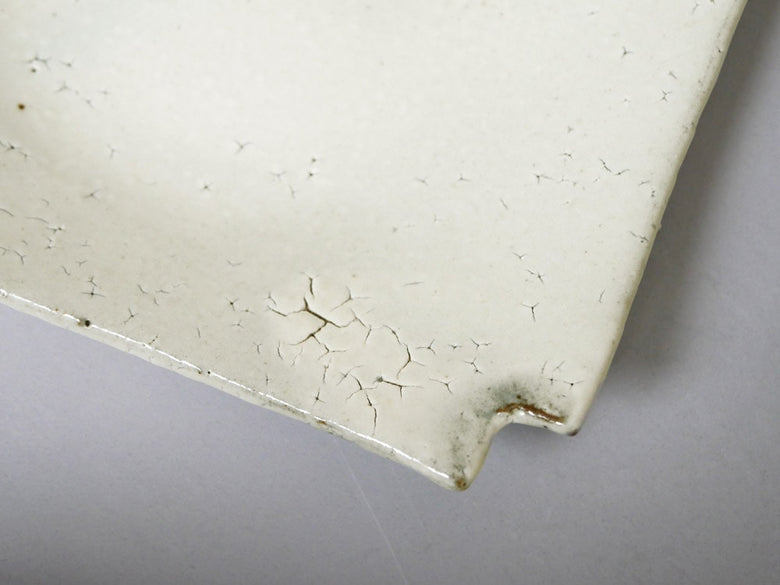 南窯/EDITIONSの銀色手作り陶器荒粉引き隅切菓子皿