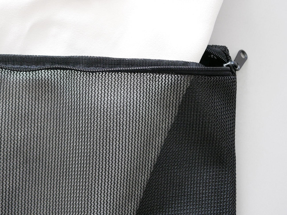 サラサデザイン製グレーとシルバーのメッシュランドリーネット、ストラップ付きフラットリバーシブル