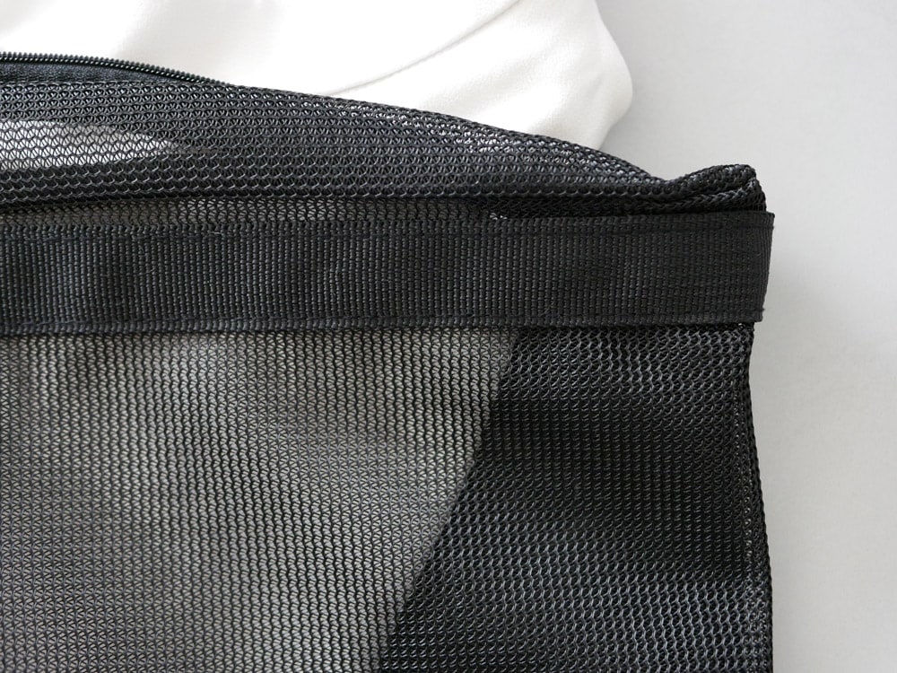 サラサデザインのポリエステル製ランドリーネット。メッシュ素材とストラップが特徴のフラットでリバーシブルなデザイン。