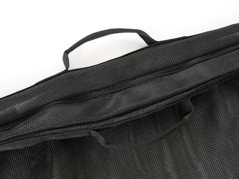 グレーのsarasa design製ランドリーネットバッグ、ポリエステルとラテックス素材でジッパーとストラップ付きのメッシュハンドルバッグ