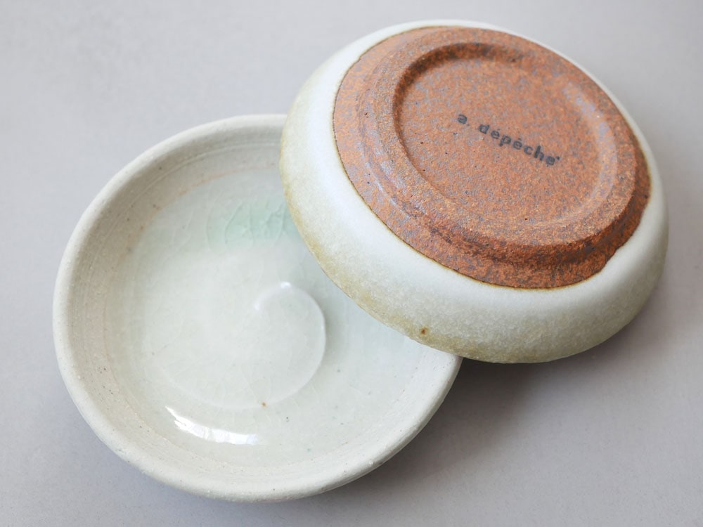アデペシュの手作り陶器豆皿、シンプルな白色