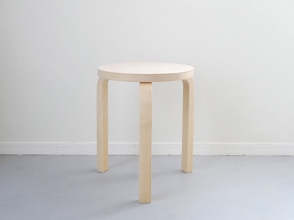 アルテックのバーチ材製スツール60が自然な木目を示し、シンプルなデザインで写された商品画像