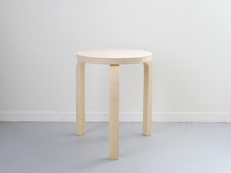 アルテックのバーチ材製スツール60が自然な木目を示し、シンプルなデザインで写された商品画像