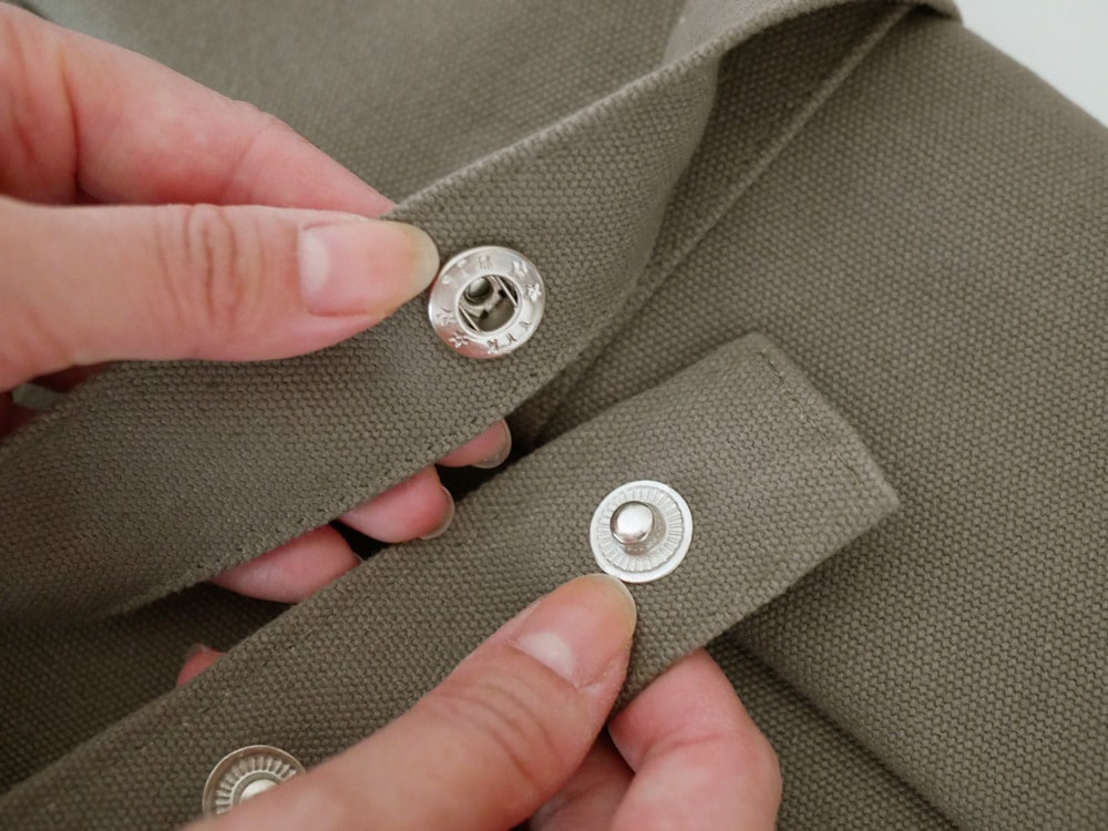 The Organic Company製オーガニックコットンヘビーキャンバス製スモールバッグ。ボタン付き襟が特徴的なデザイン