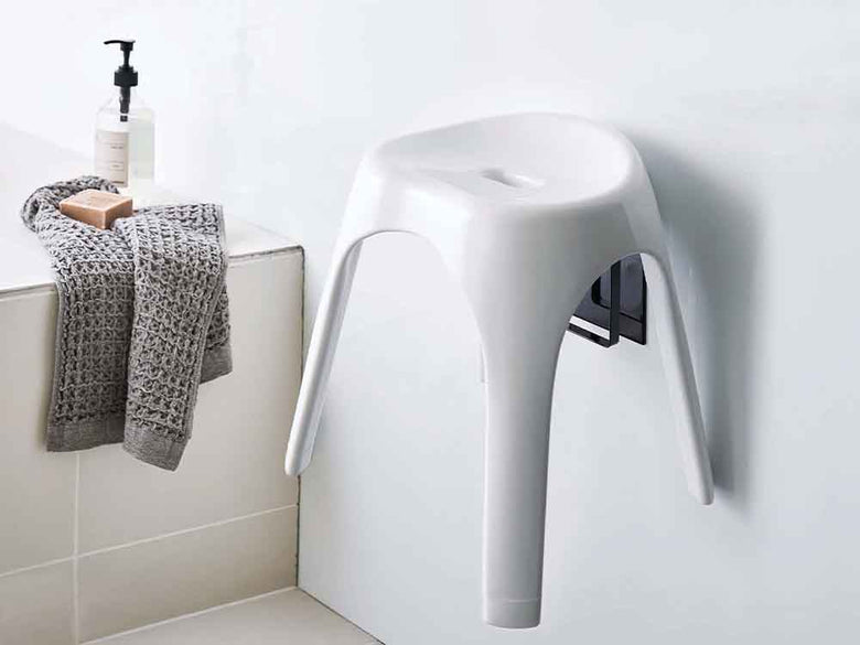 浴室に設置された銀色マグネット風呂椅子ホルダー