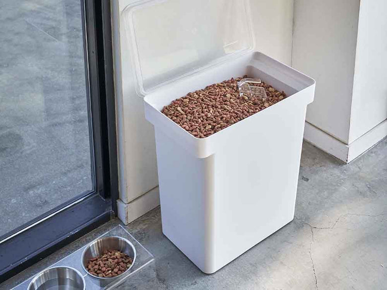 タワーの密閉米びつと計量カップ