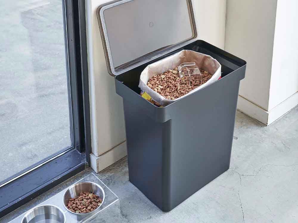 タワーブランドの密閉米びつと計量カップ