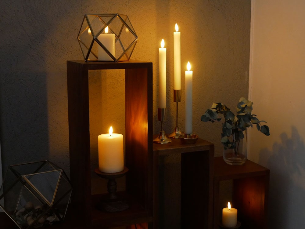 Horn Please MADE製の真鍮キャンドルホルダーに灯されたキャンドルの画像