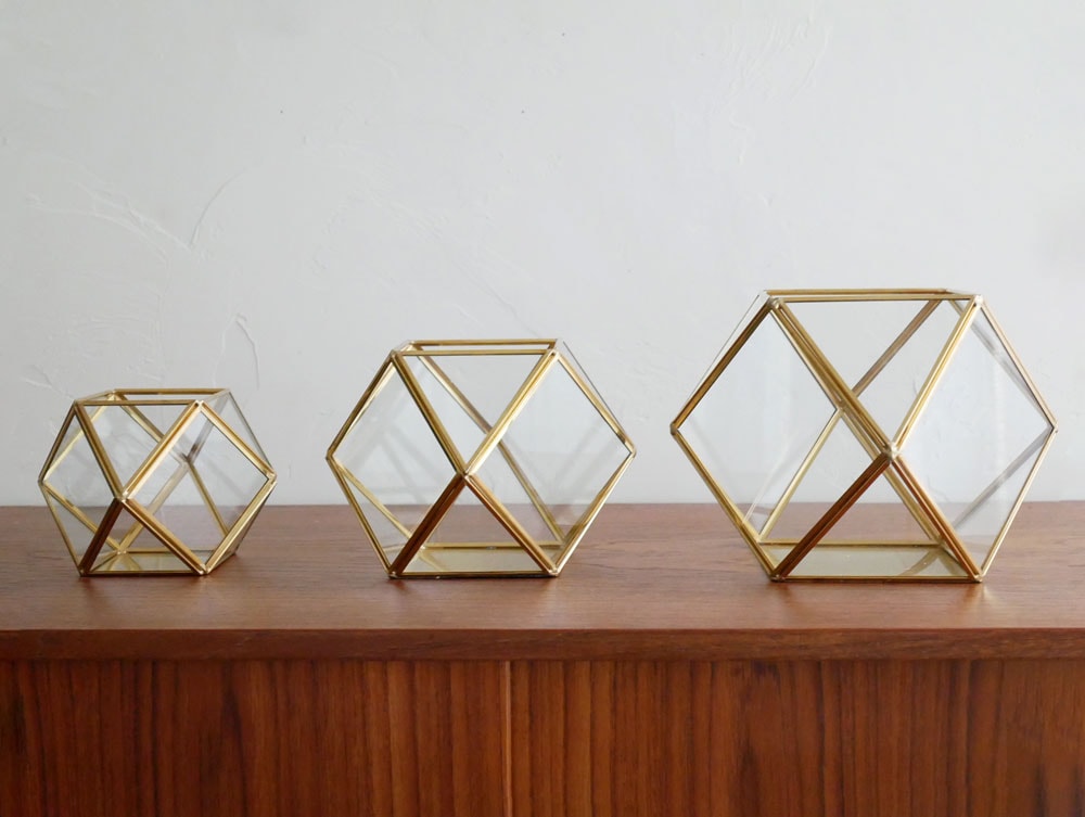 ゴールド仕上げの真鍮フレームにガラスケースが組み込まれたホーンプリーズ製フィギュア