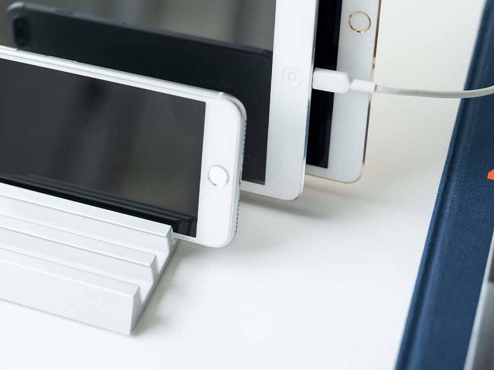 タワータブレットスタンドにスマートフォンとタブレットが置かれた画像