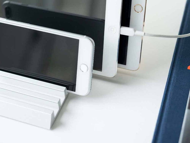 タワータブレットスタンドにスマートフォンとタブレットが置かれた画像