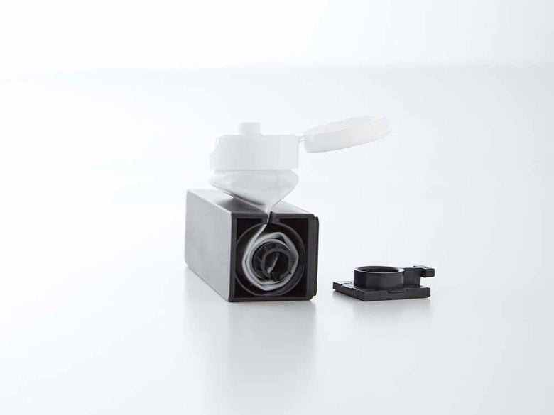 壁に掛かったタワーの歯磨き粉チューブホルダー