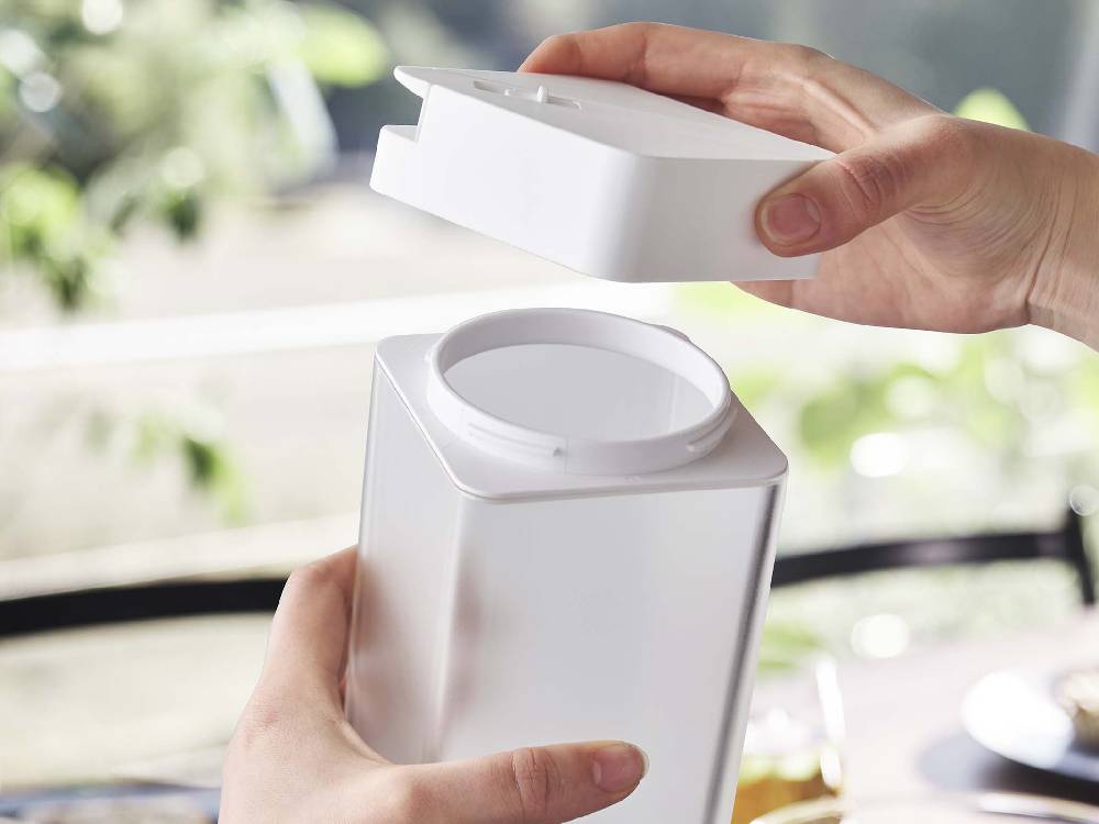 タワーの黒色倒して置ける冷水筒