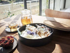 RINブランドの蓋付き収納ケースに食器が入っています