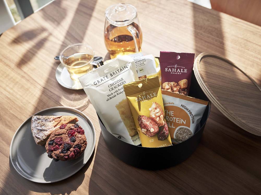 RINの蓋付き収納ケースに様々な食材が入っている