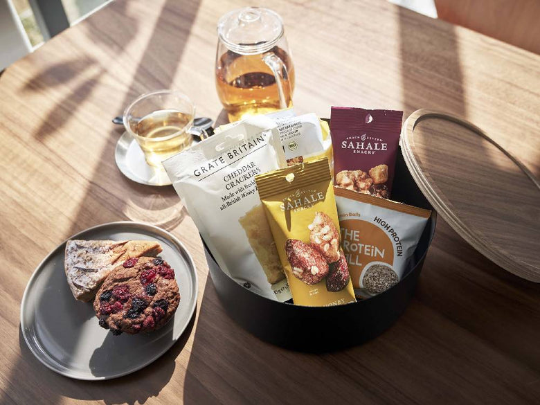 RINの蓋付き収納ケースに様々な食材が入っている