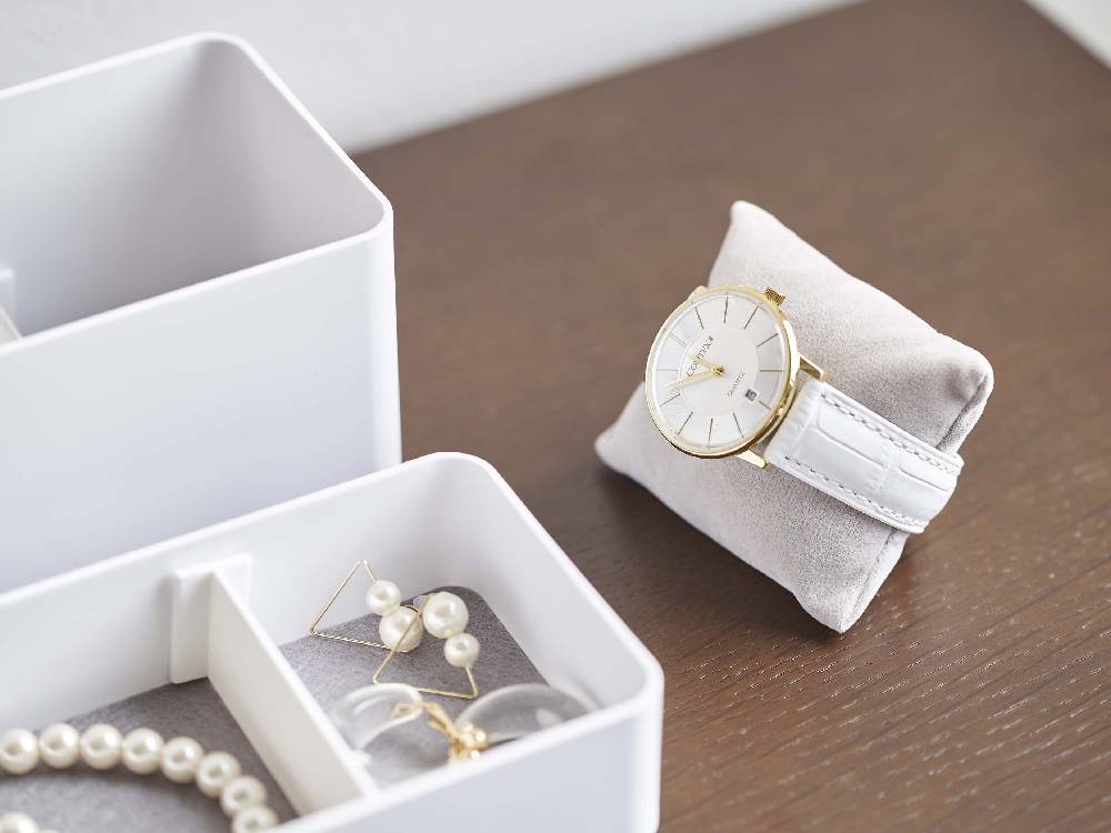 銀色のアナログ時計を収納する革製ケース