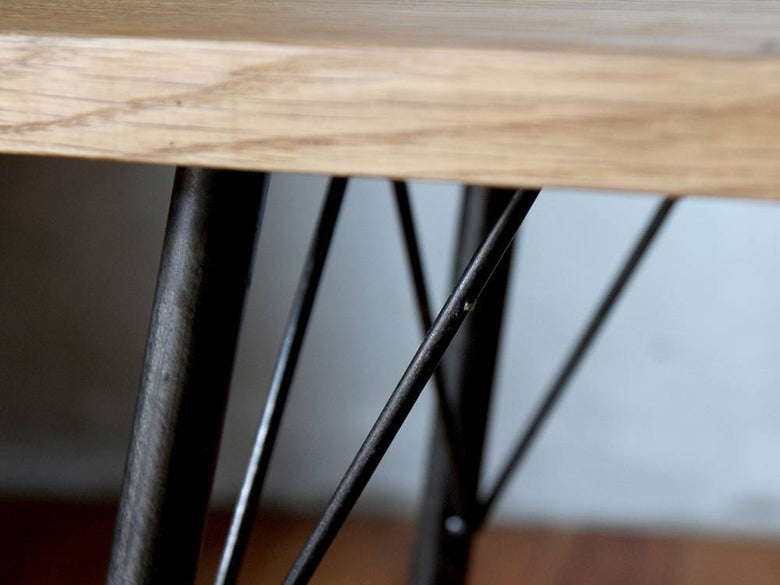 オーク突板とアイアン脚のブラウンベンチ