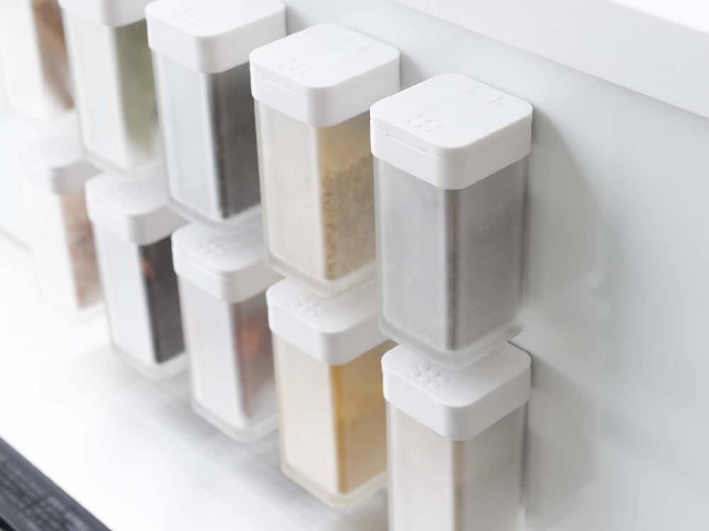 棚に並んだタワーのマグネットスパイスボトル