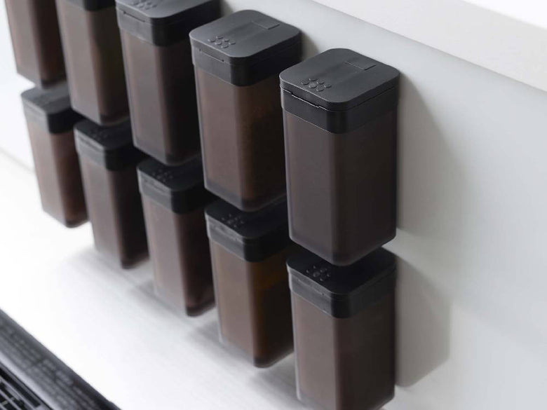 タワーの黒いマグネットスパイスボトル