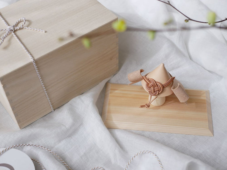 Comore Sunのヌメ革製こども用兜がリボン付きギフトボックスに美しく包装されている様子