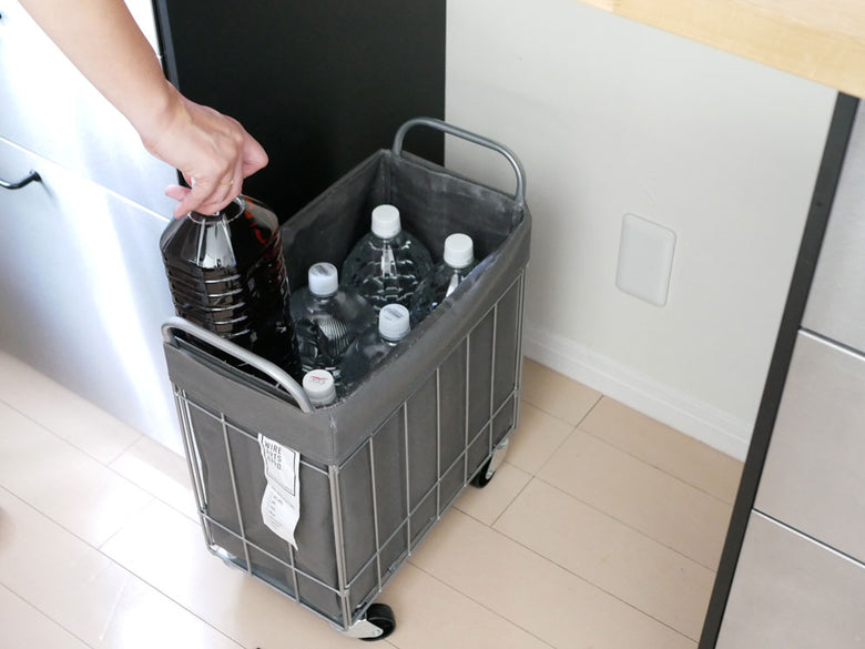 BRIDブランドのWIRE ARTS&PRO ランドリーストレージ28L。スチールワイヤー製フレームにポリエステルとコットンの中袋を備えた洗濯物収納ボックス。キャスター付きで移動が簡単。