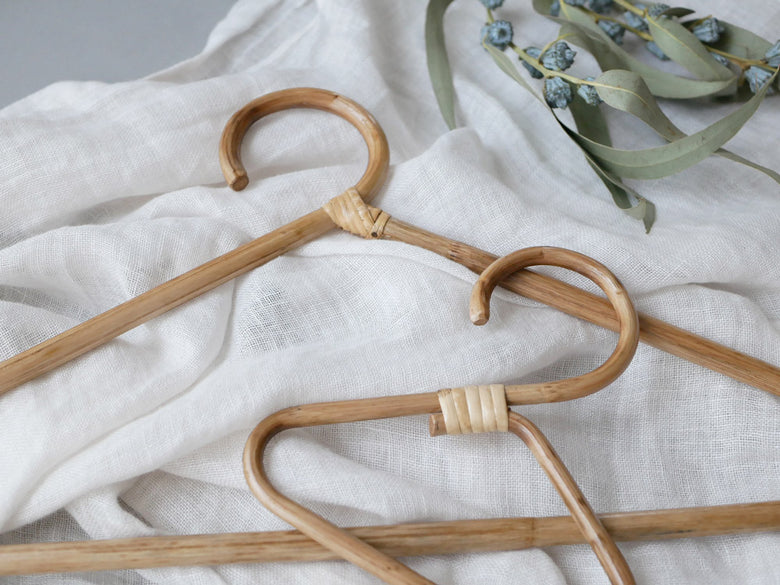 松野屋製ラタンハンガーとタオルハンガーのセット。ラタン素材でハンガーは約40×22cm、タオルハンガーは約15×15cmです。